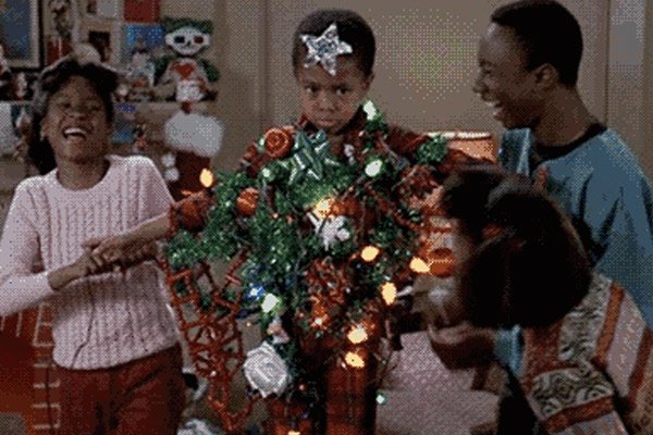 Jugar a decorar el árbol de navidad en casa