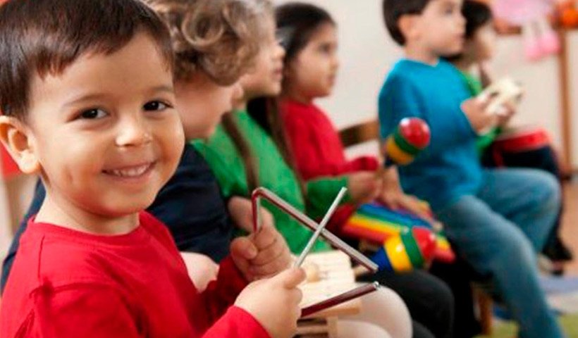 ¿Qué instrumento musical debe aprender a tocar un niño?