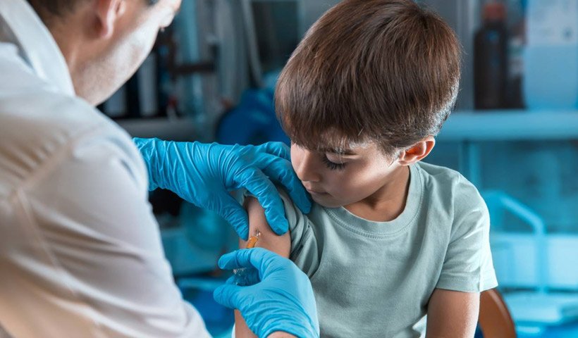 ¿Porqué aun no se vacuna a los niños contra el COVID-19?