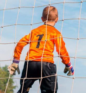 Ventajas de los guantes de portero para niños que juegan fútbol